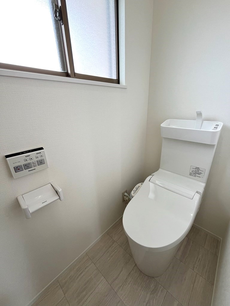 2階 温水洗浄式トイレ(新品)