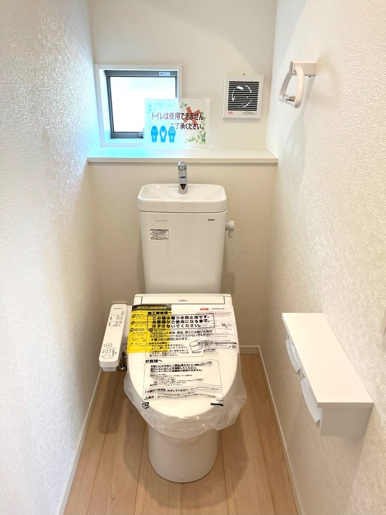 １階　温水洗浄式トイレ 
