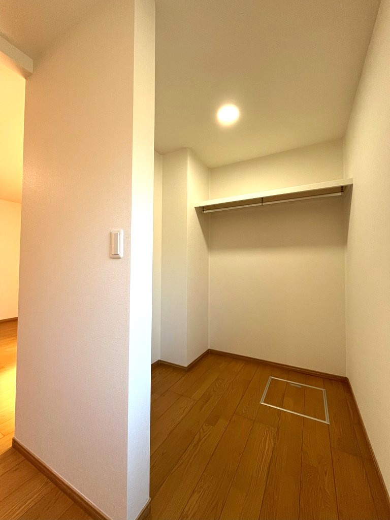 1階 西側洋室(9.5帖)のウォークインクローゼット
