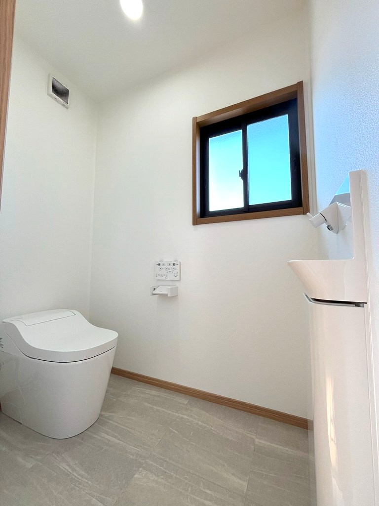 2階 温水洗浄式トイレ新品