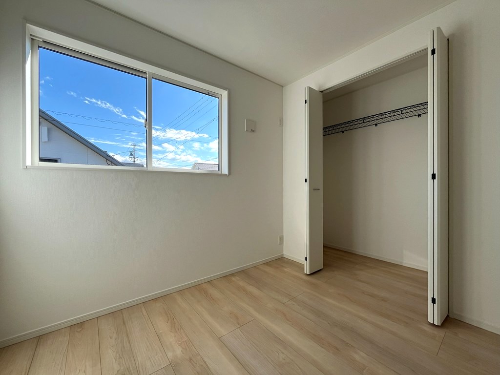 2階 中央洋室(6帖)・収納