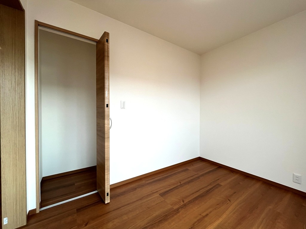 2階 南側洋室(4.5帖)・収納 2階 南側洋室(4.5帖)・収納