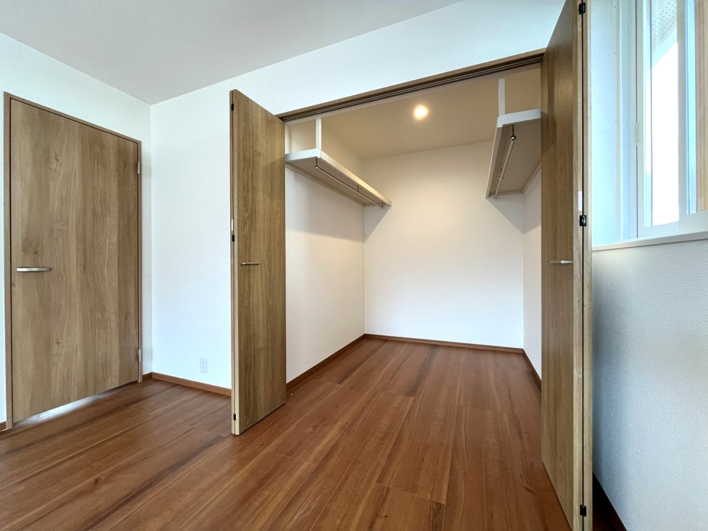 2階 北側洋室(12.7帖)・ウォークインクローゼット 2階 北側洋室(12.7帖)・ウォークインクローゼット