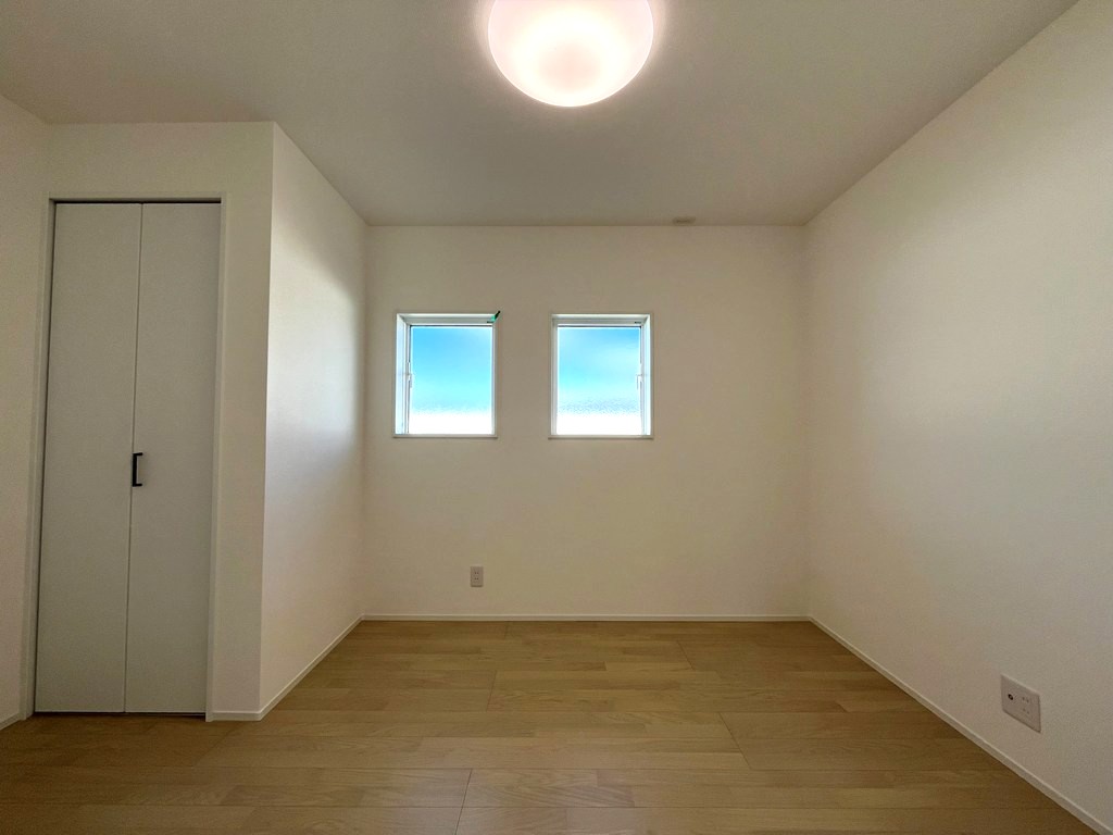 中央 洋室(5.5帖) 中央 洋室(5.5帖)