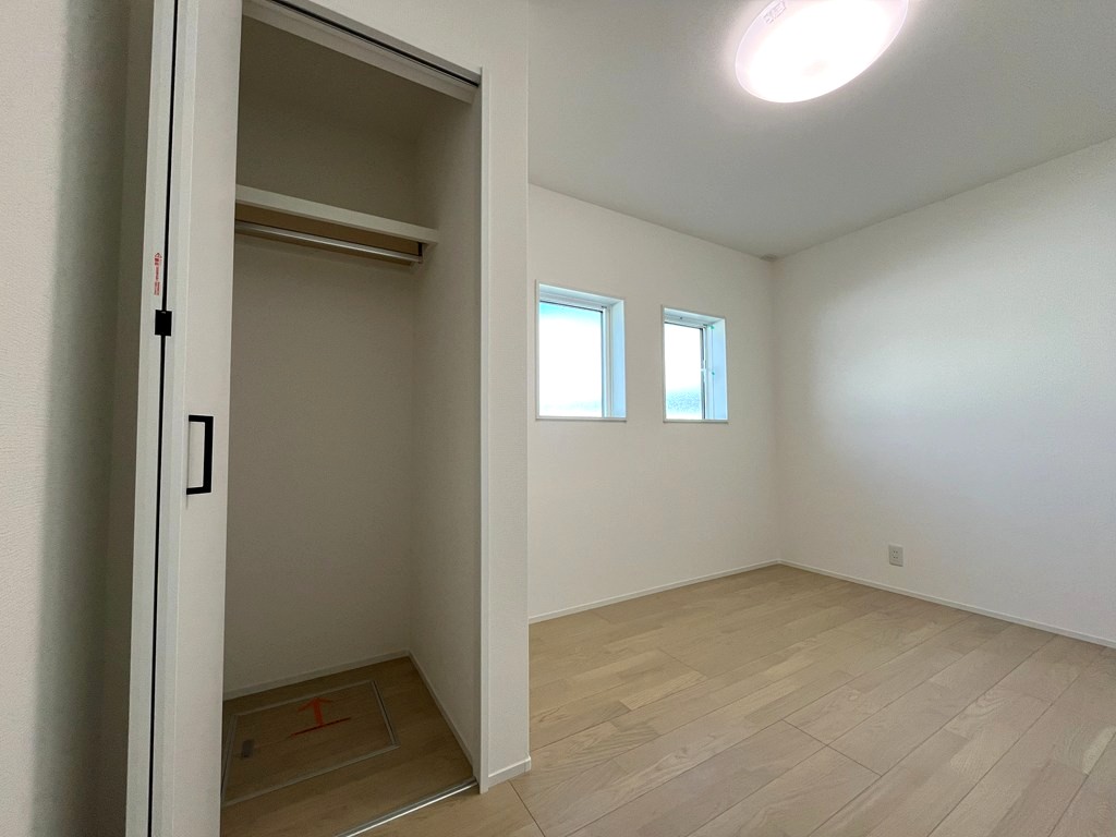 西側 洋室(5.5帖)・収納 西側 洋室(5.5帖)・収納