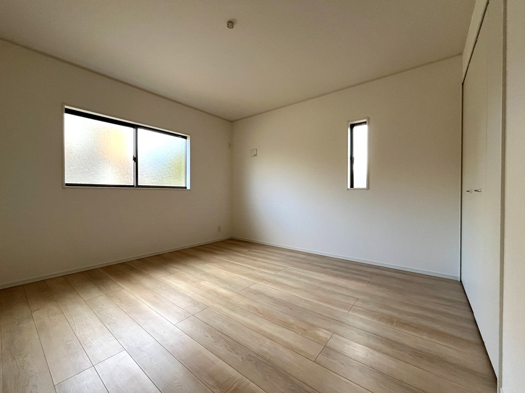 東側 洋室(8帖) 東側 洋室(8帖)