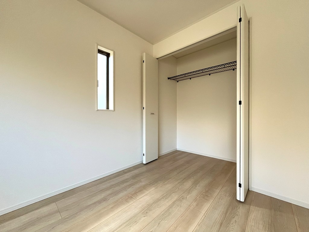 東側 洋室(8帖)・収納 東側 洋室(8帖)・収納