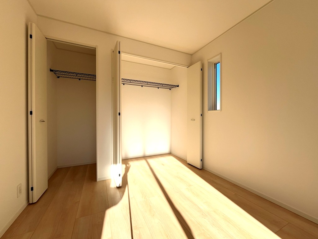 2階 南東側洋室(8帖)・収納 2階 南東側洋室(8帖)・収納