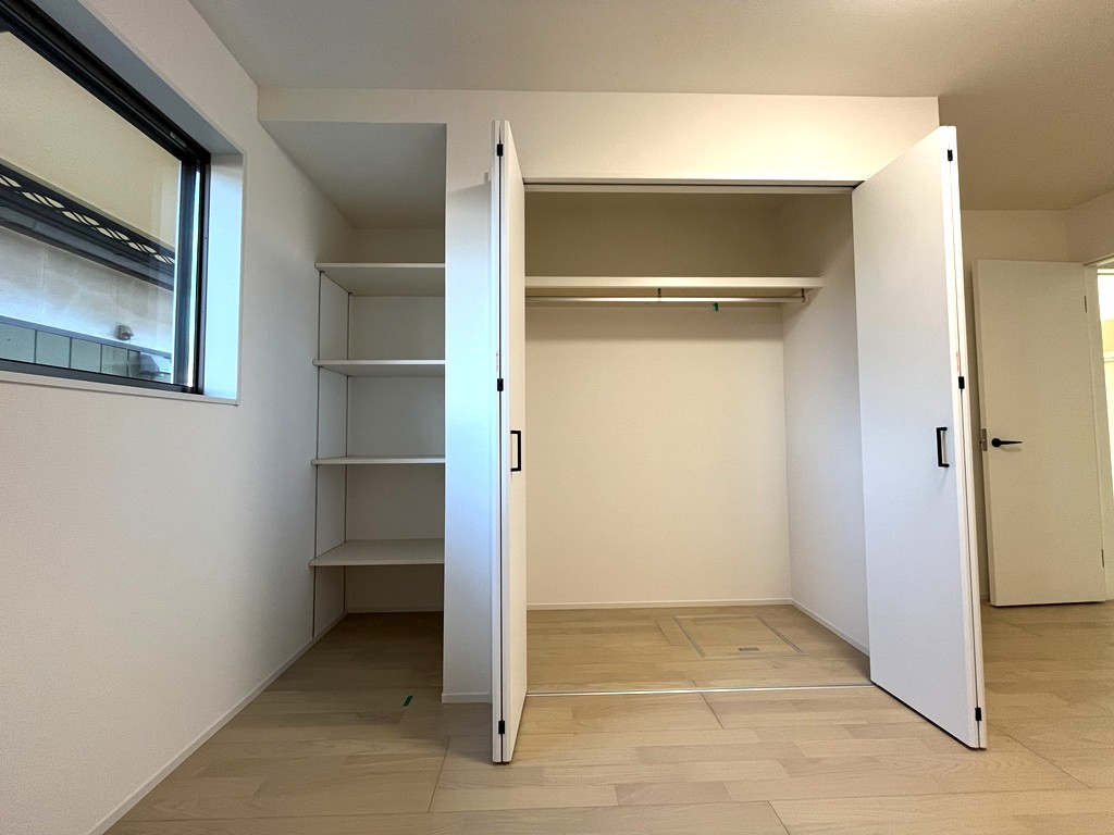 東側 洋室(7.0帖)・収納 東側 洋室(7.0帖)・収納