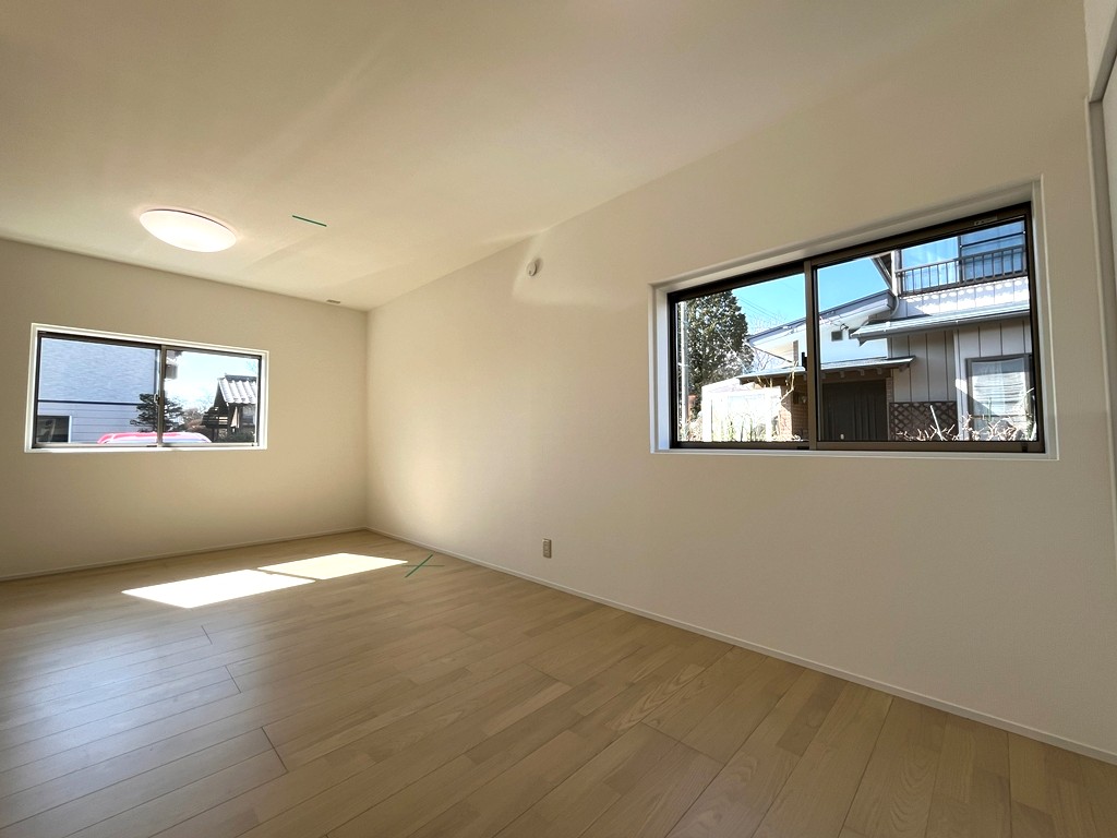 南西側 洋室(11.0帖) 南西側 洋室(11.0帖)