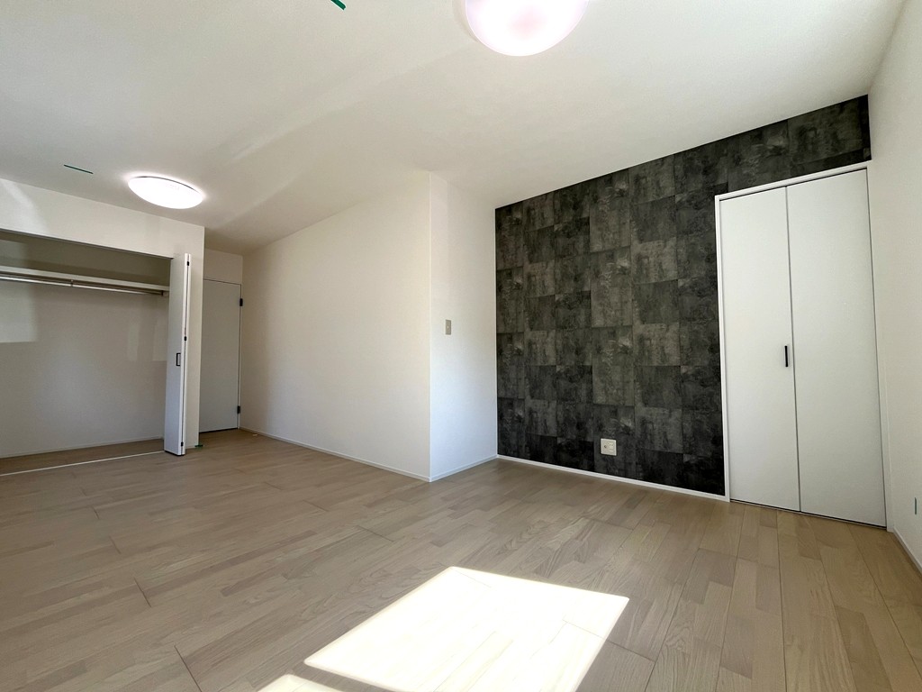 南西側 洋室(11.0帖)・収納 南西側 洋室(11.0帖)・収納